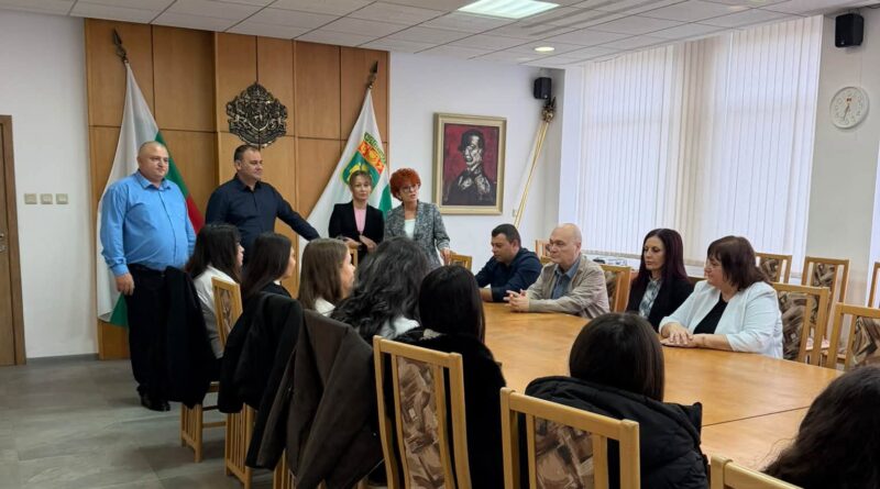 Ученички от СУ „Гео Милев“ бяха мениджъри за един ден в Община Раднево